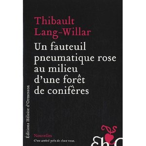Critique – Un fauteuil pneumatique rose au milieu d’une forêt de conifères – Thibault Lang-Willar